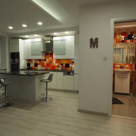 Grand-tourist Amber Center